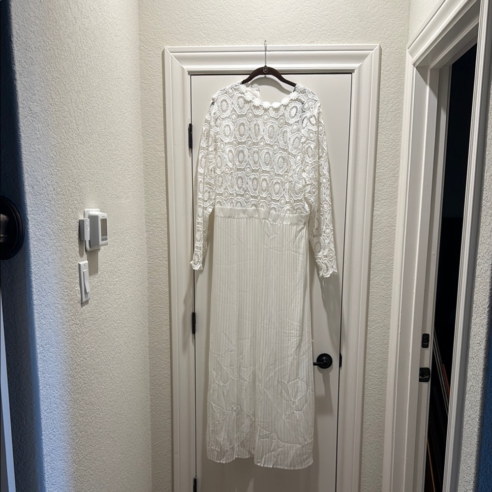 Elegant White Lace Maxi Dress with pleats nwt